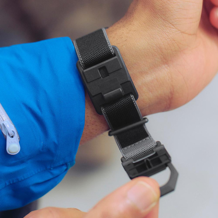 G-SHOCK DW-5600MNC-1 Noir | Bracelet Tissu & Boucle FIDLOCK®